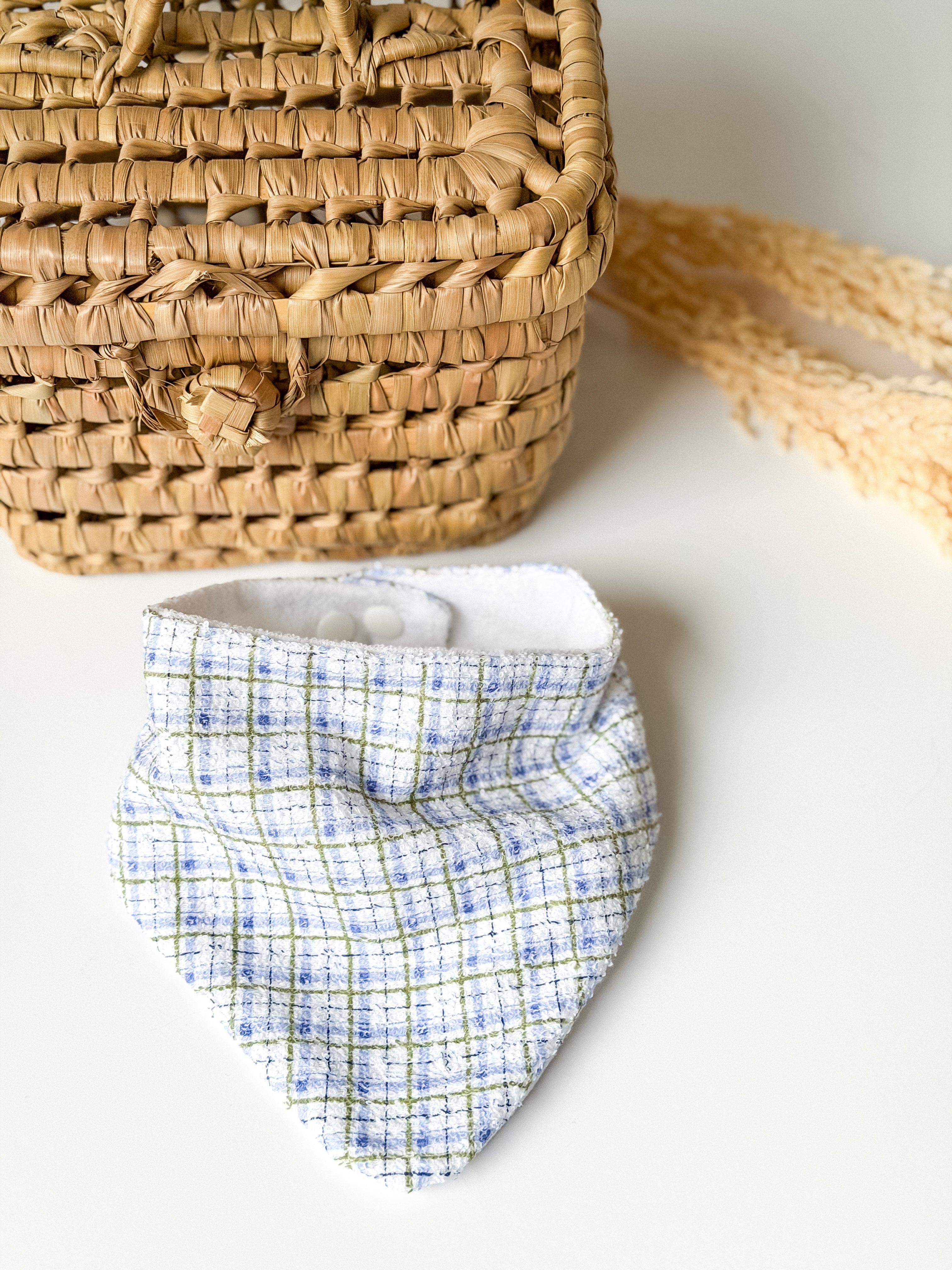 Babete Impermeável Lenço Xadrez Azul e Verde