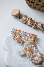 Babete Impermeável Florido Laranja