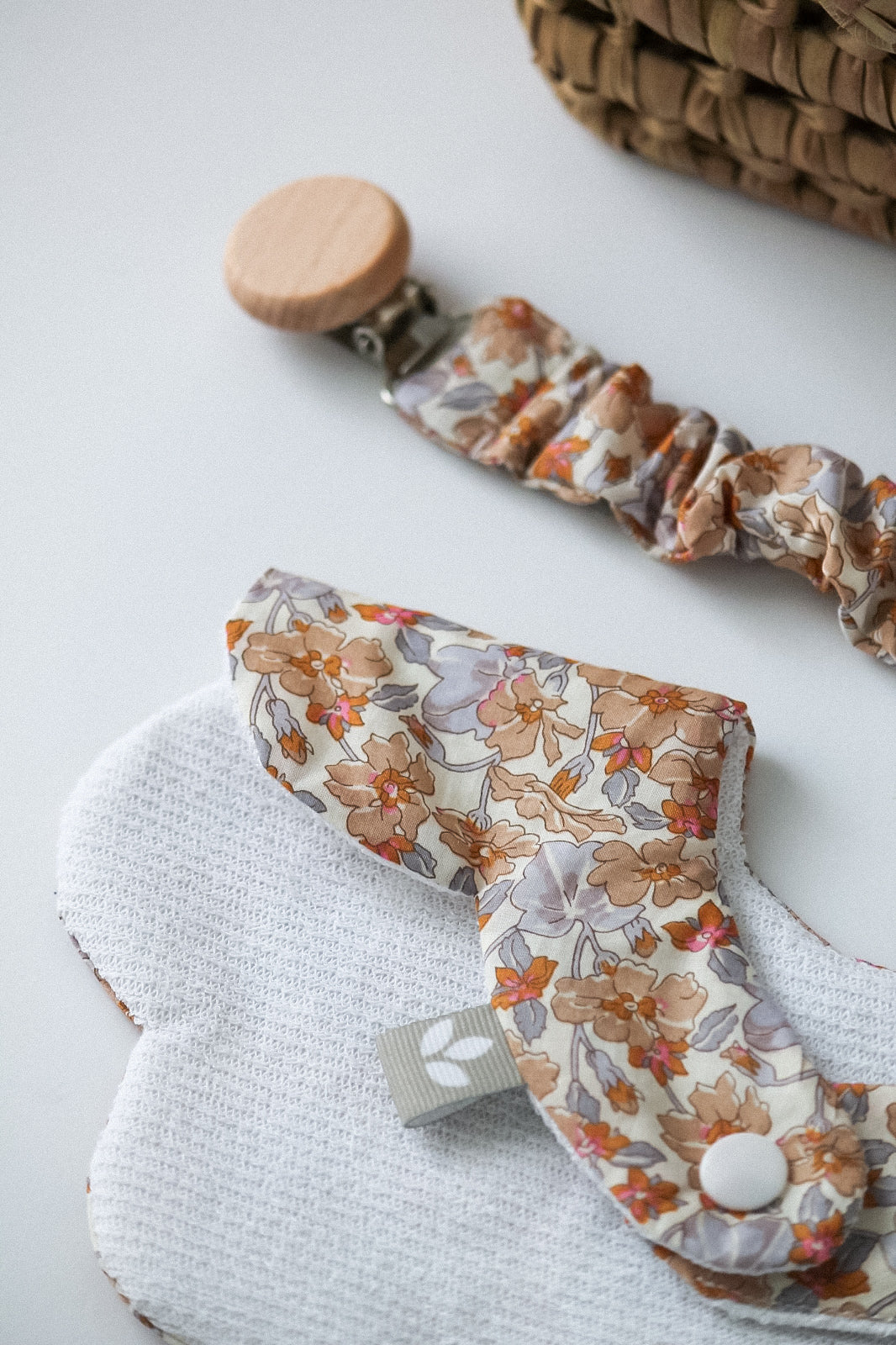 Babete Impermeável Florido Laranja