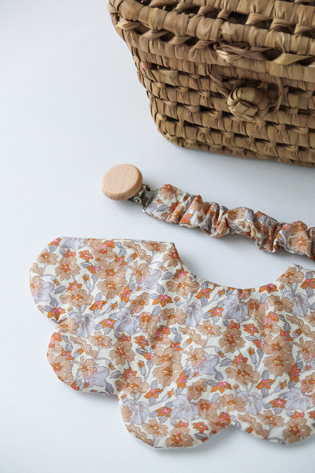 Babete Impermeável Florido Laranja