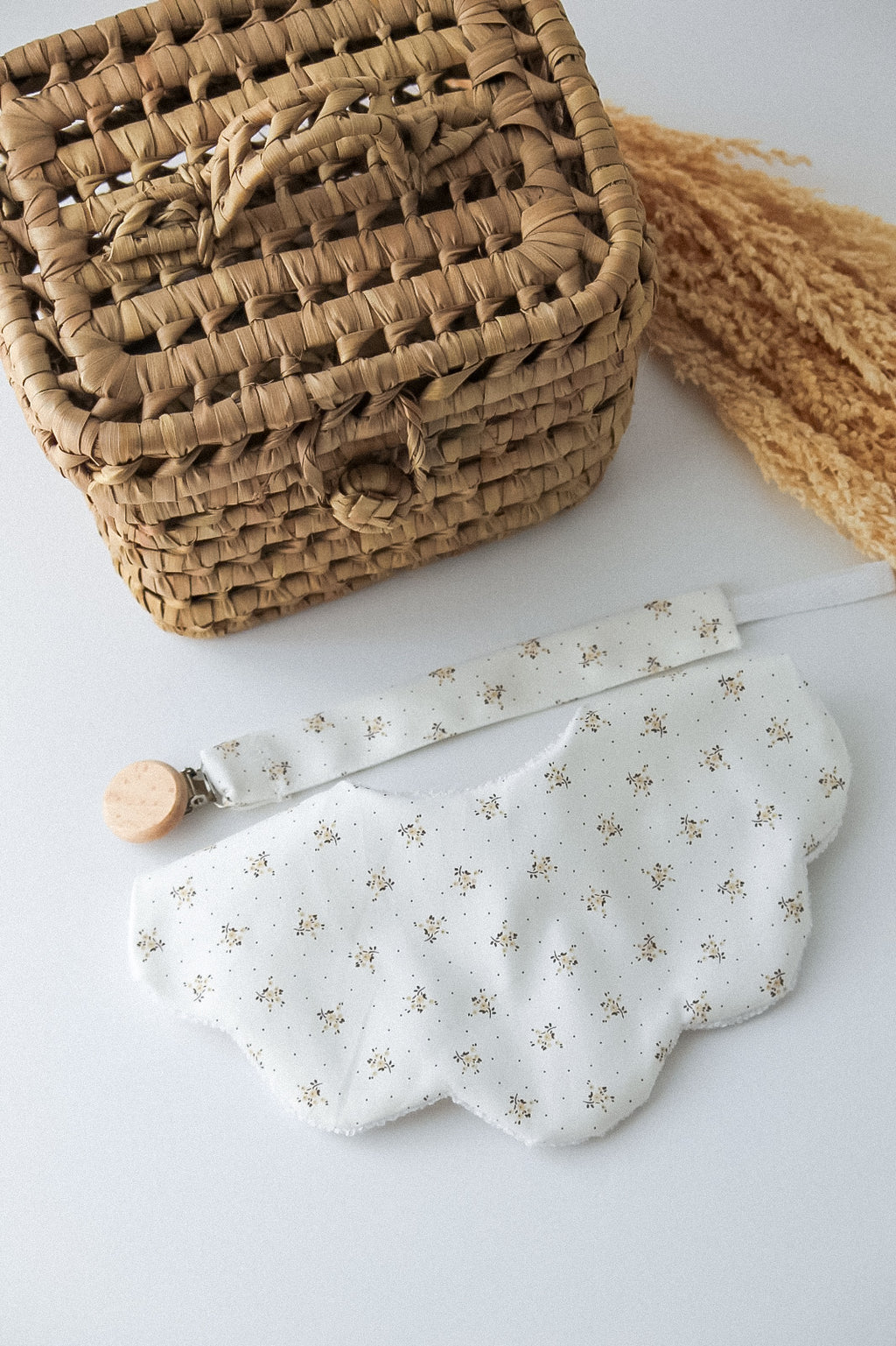 Babete Impermeável Florido Bege