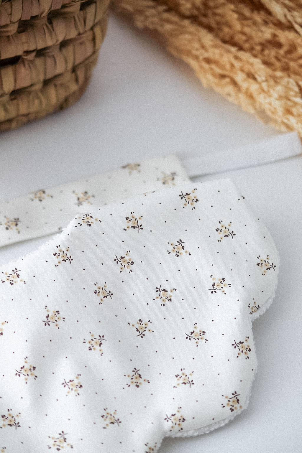 Babete Impermeável Florido Bege