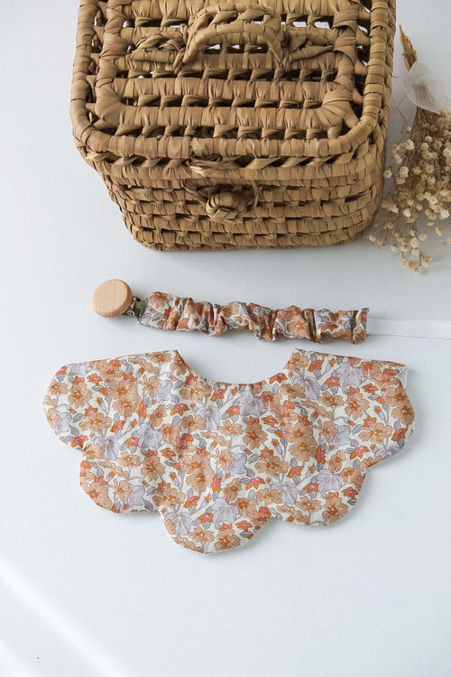 Babete Impermeável Florido Laranja