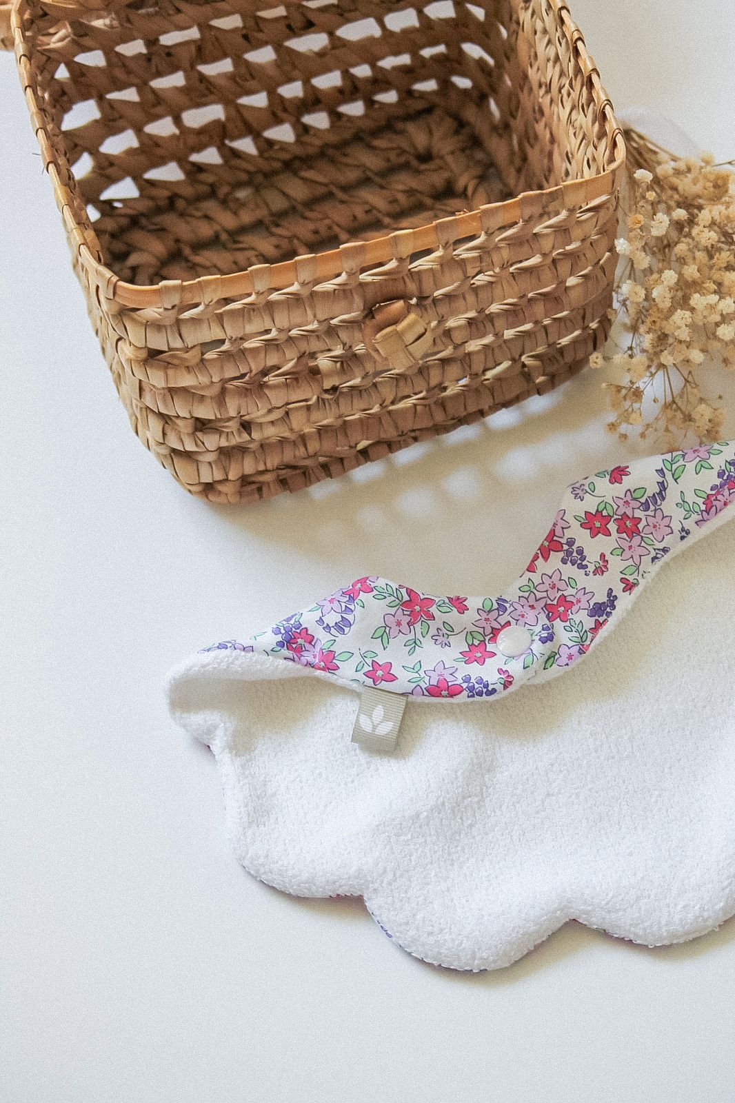 Babete Impermeável florido rosa